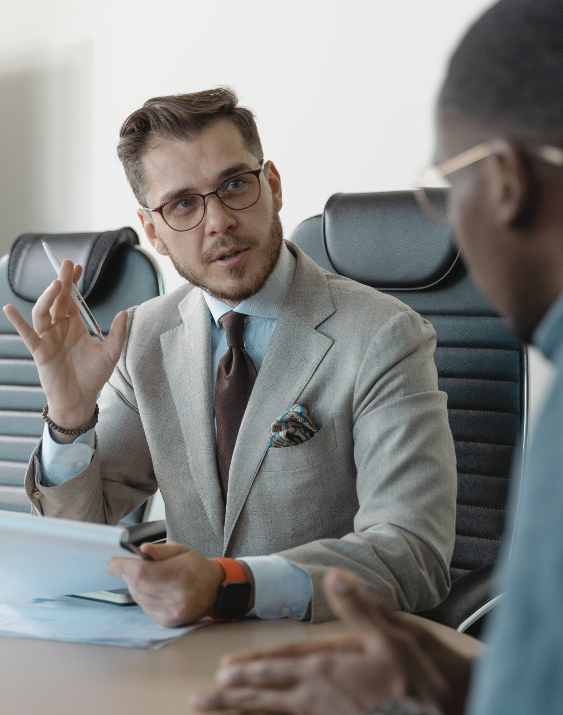 An independent consultant in a meeting with their client, around the table