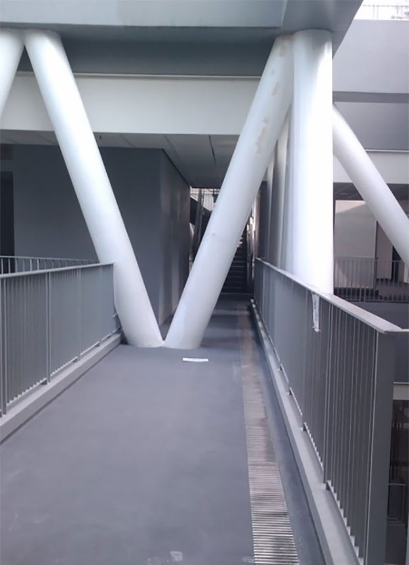 Une passerelle barrée par une colonne : le type d'erreur de conception que couvre la Professional indemnity